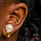 Imagen para el artículo titulado Estos pendientes hechos con perlas reales son en realidad unos auriculares inalámbricos